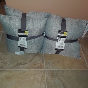 (2) Decorative pillows (2 pillows per set)